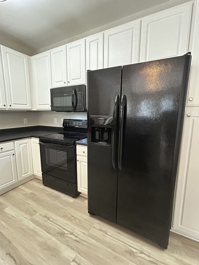 Building Photo - Convenient Boone Living – 3BD/3BA at Pine ...