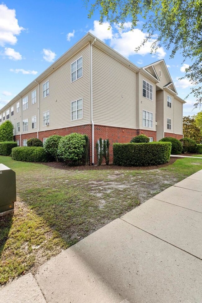 Building Photo - 2820 Bloomfield Ln