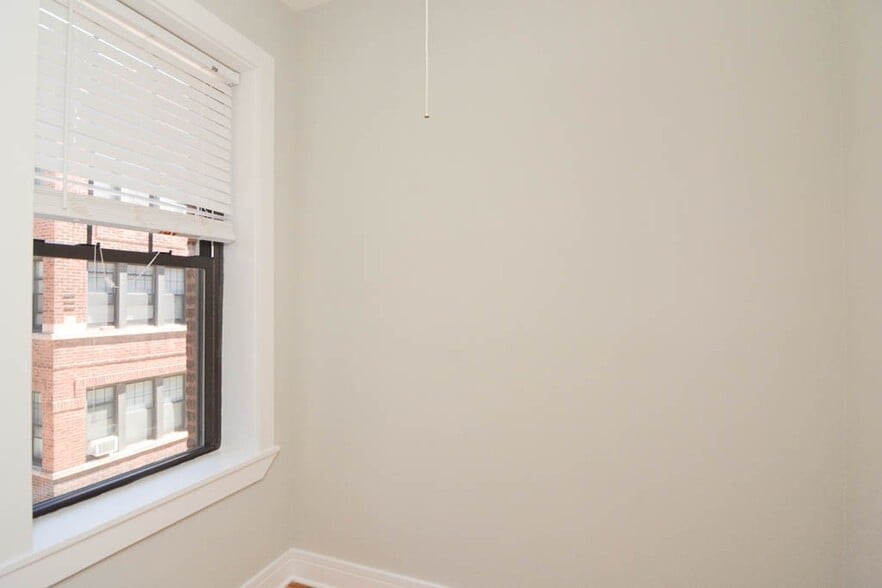 Building Photo - 4301 N Wolcott Ave