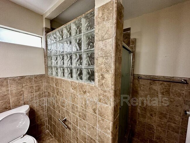 Building Photo - 2225 Pine Ave