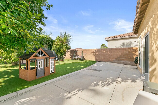 Building Photo - 46211 Roadrunner Ln