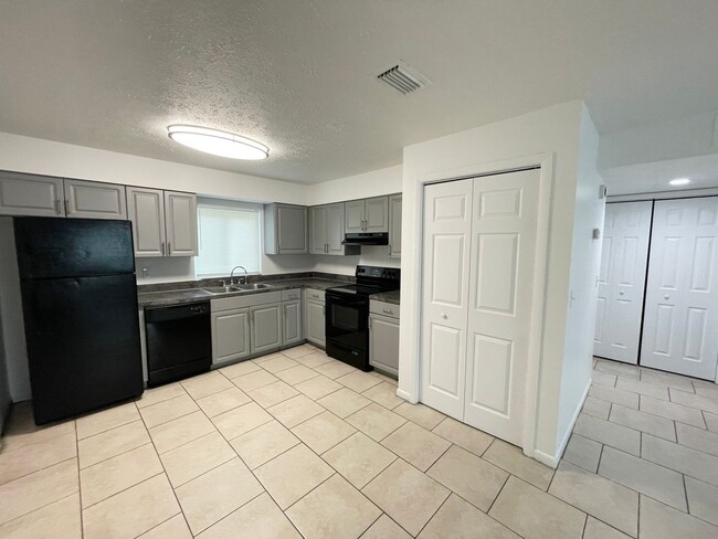 Building Photo - The Grove Floor Plan- Updated 2BD, 1BTH