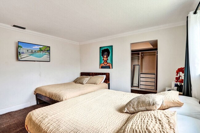 Building Photo - 5415 Harrison St