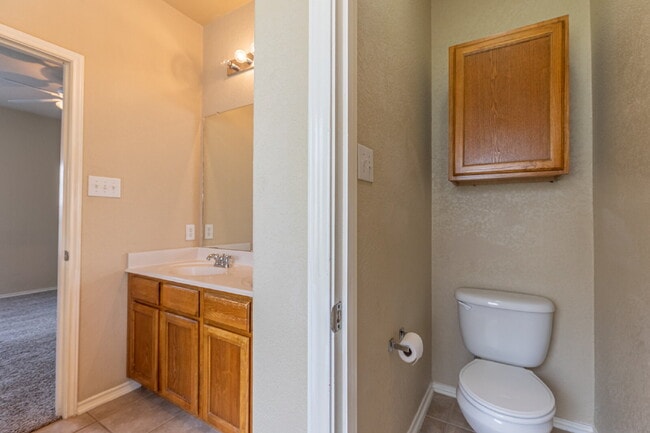 Building Photo - 906 Ashbury Bluff