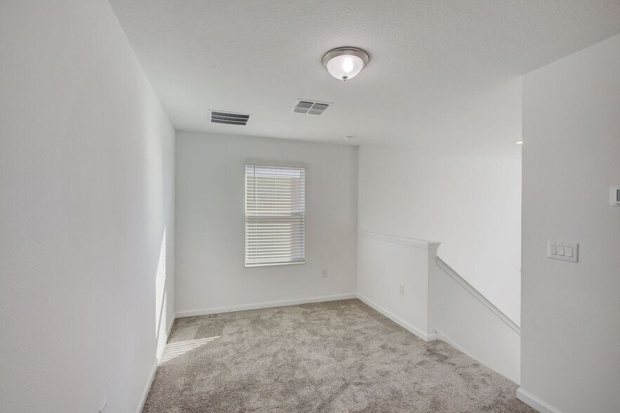 Building Photo - 633 Trotters Dr