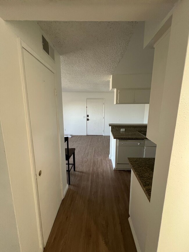 Building Photo - Updated 1BD/1BA Apartment in well maintain...