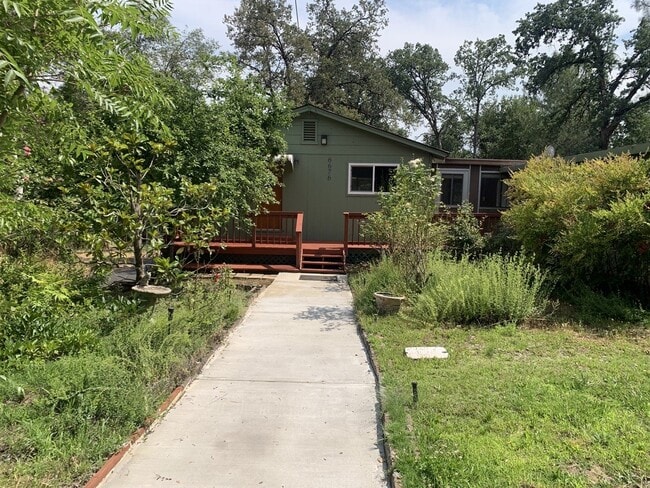 Building Photo - Darling cottage near town in quiet neighbo...