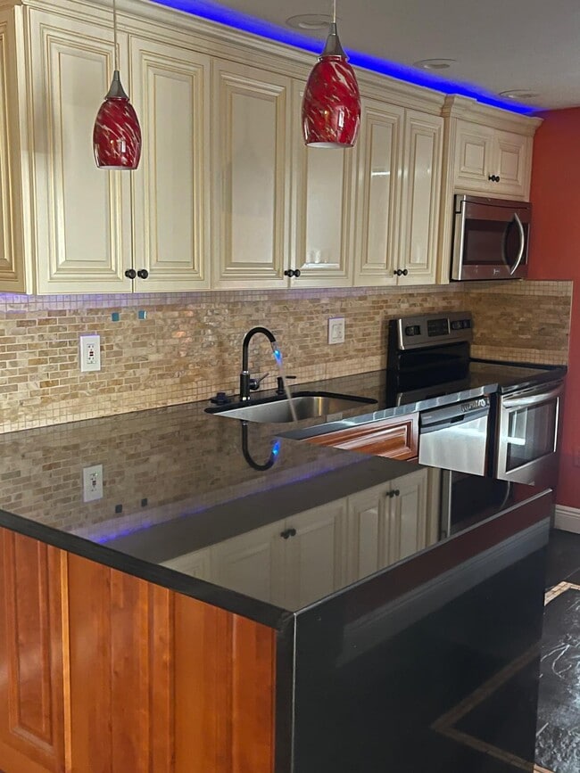 Building Photo - 4156 Inverrary Dr