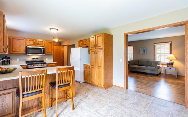 Building Photo - 878 Sky Ridge Dr