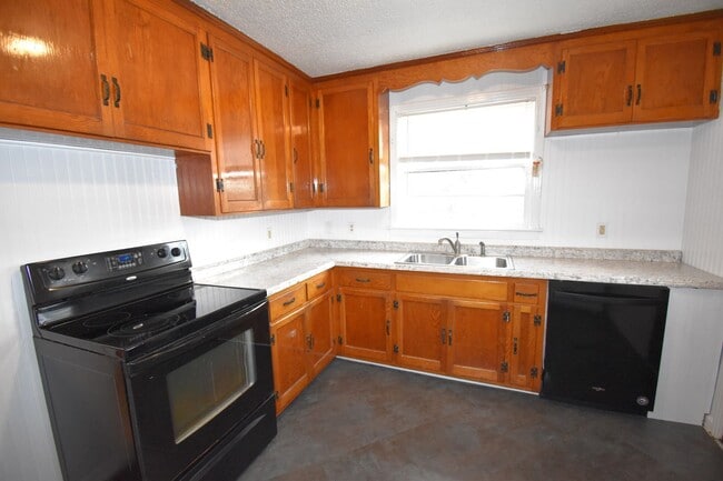 Building Photo - 3 Bedroom Home For Rent Near Madison Street!