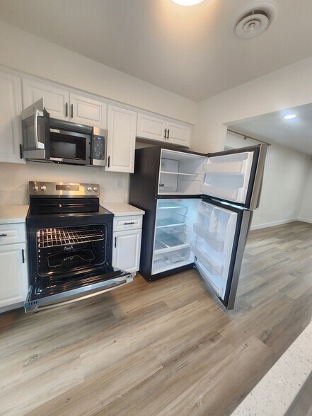 Kitchen Appliances - 431 S Simpson Ave