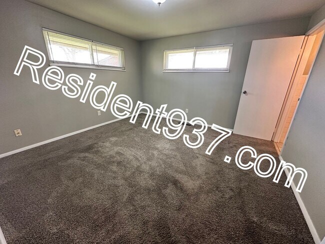 Building Photo - 3 bed 2 bath Home