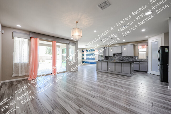 Building Photo - 3090 S Jasmine Dr