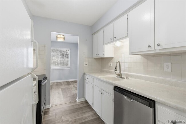 Building Photo - 39435 Van Dyke Ave