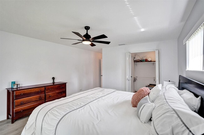 Building Photo - 4840 Greentree Ln