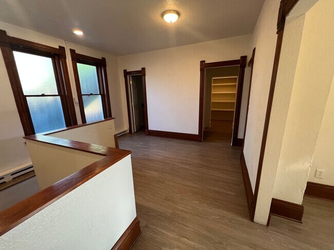 Building Photo - 2110 Grove Cir W