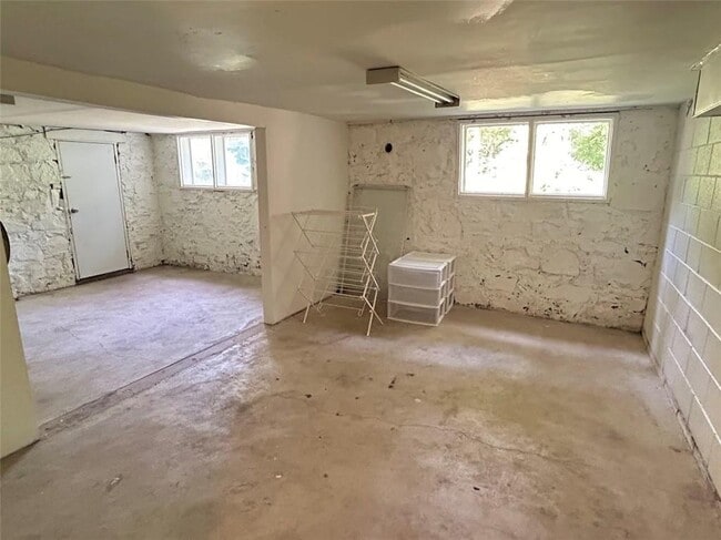 Building Photo - 1055 Pollard Ave