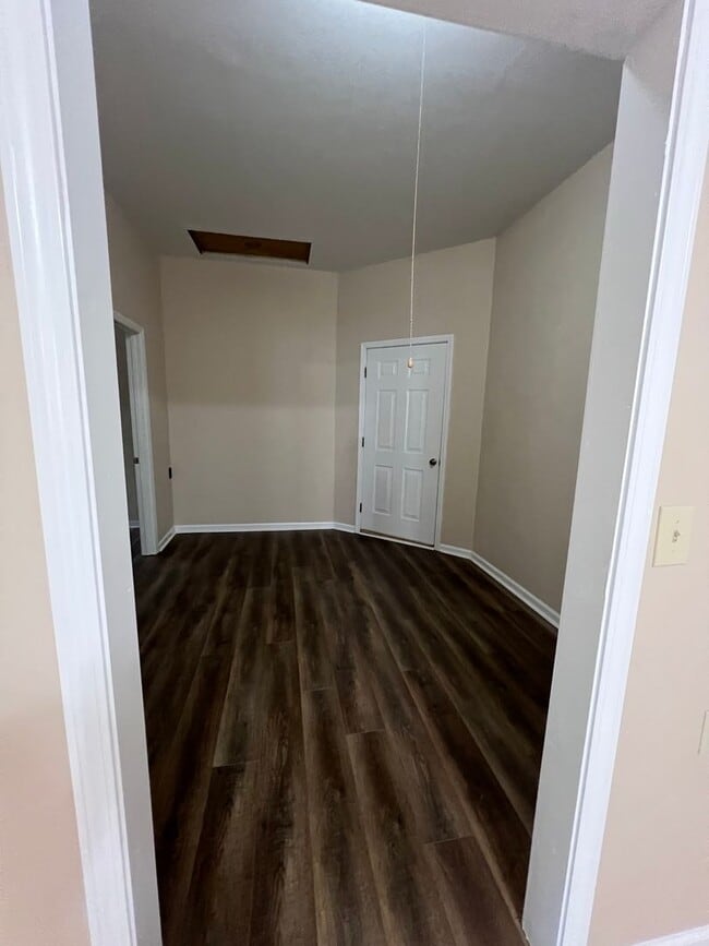 Building Photo - 3 Bedroom, 1 Bath Home