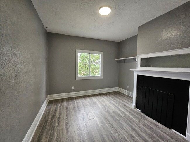 Building Photo - Fully updated 3 Bedroom 1 Bath Apartment f...