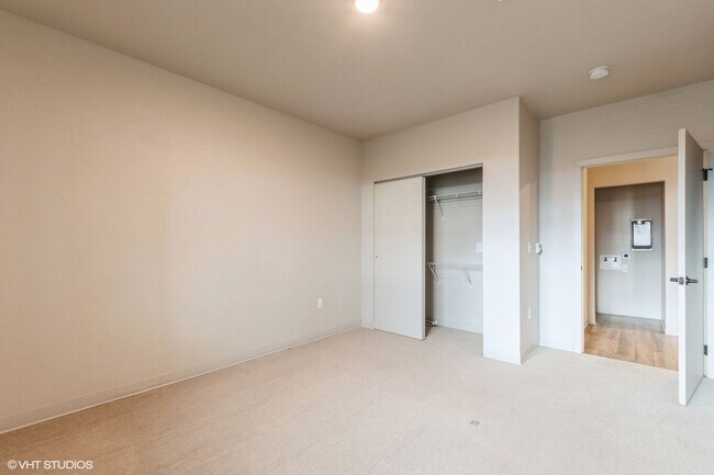 Building Photo - 1 Bedroom / 1 Bathroom Apartment!