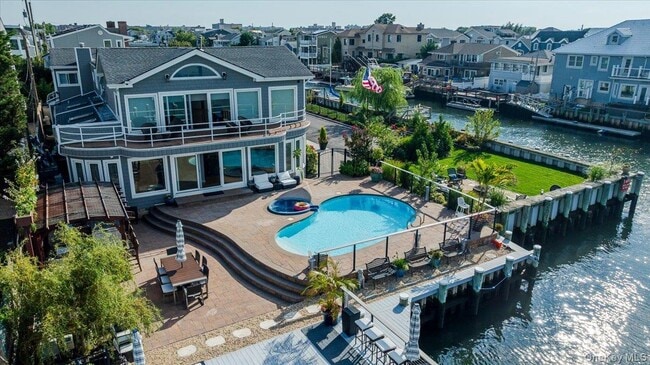 Building Photo - 94 Heron St