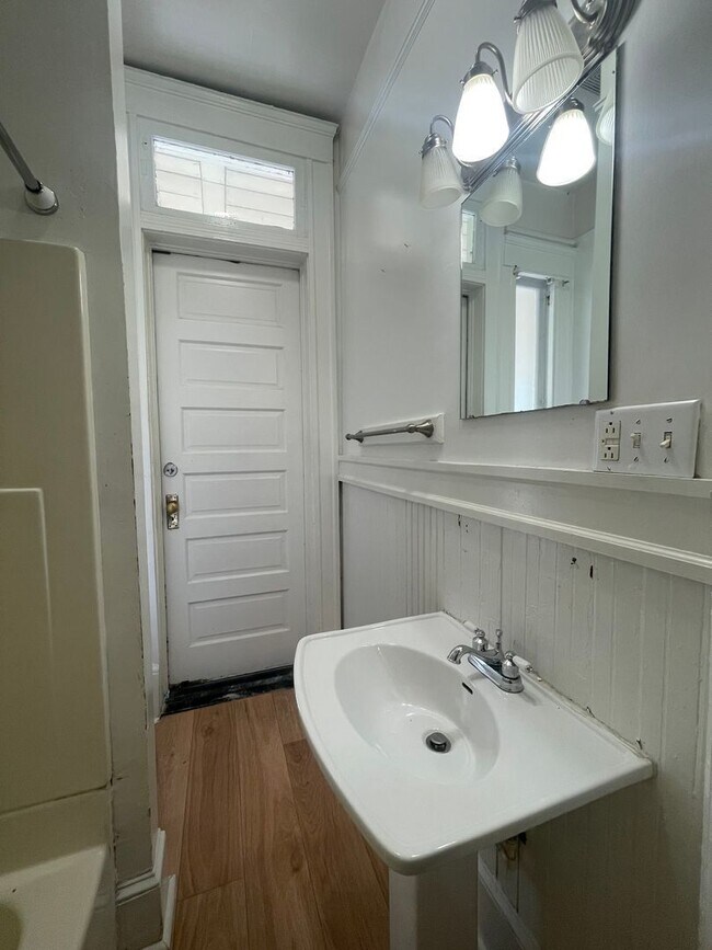 Building Photo - 946 Magnolia St