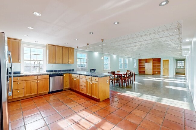 Building Photo - HUGE Spacious 3bd/2bth Full Top Floor Unit, In unit Laundry Available Now