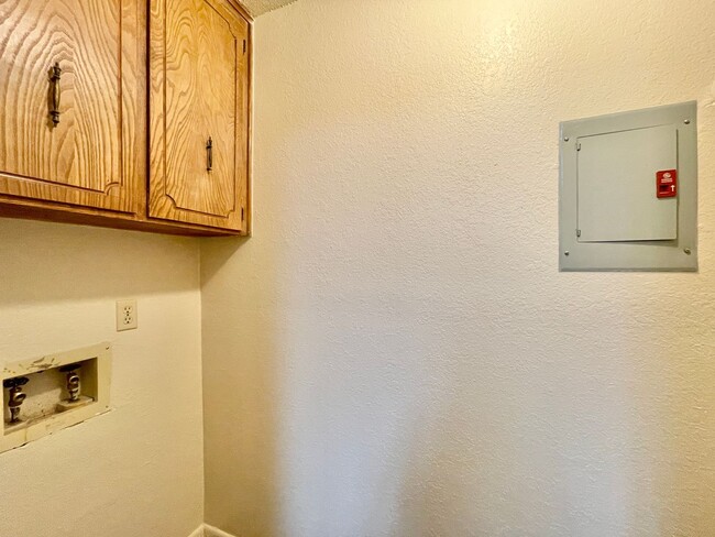 Building Photo - 3004 Chaucer Dr