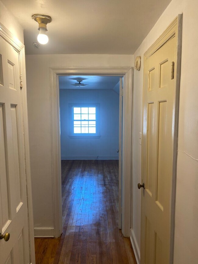 Building Photo - Adorable Capecod 4 bdrm/1.5 bath Home w/Office Located on Monument Ave. Near Willow Lawn!