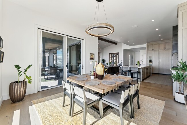 Building Photo - 3450 Ridgeway Dr