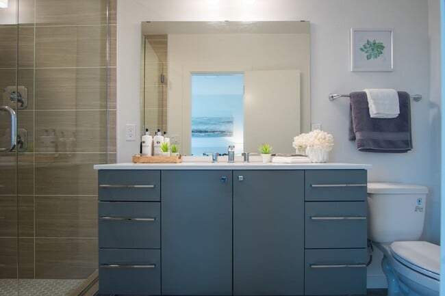 Building Photo - Modern 3BR/3BA Townhouse with Rooftop - Views of Downtown!