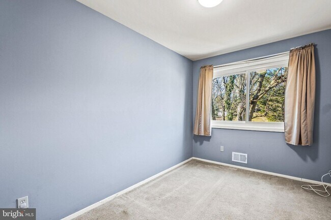 Building Photo - 6201 Lone Oak Dr