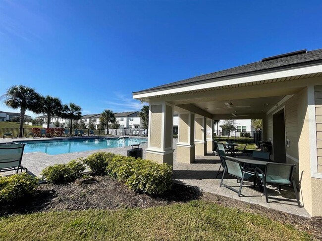 Building Photo - 653 Madison Dr