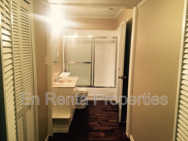 Building Photo - 1414 Lackland St