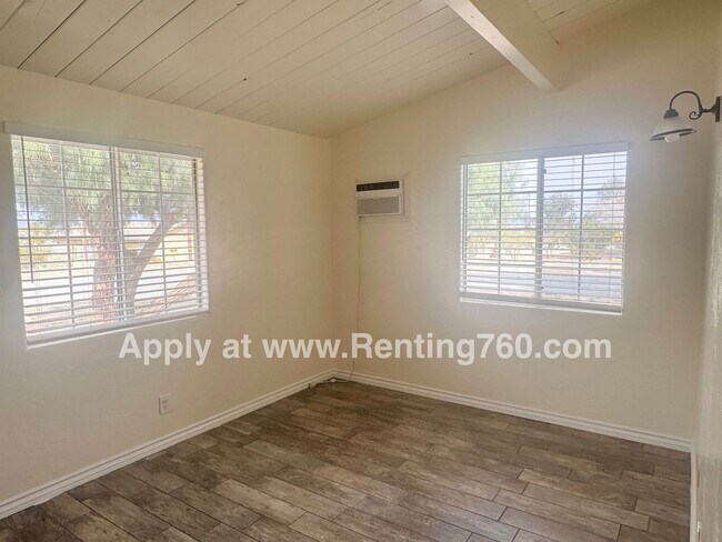 Building Photo - Cute and Cozy 2 Bed Home!