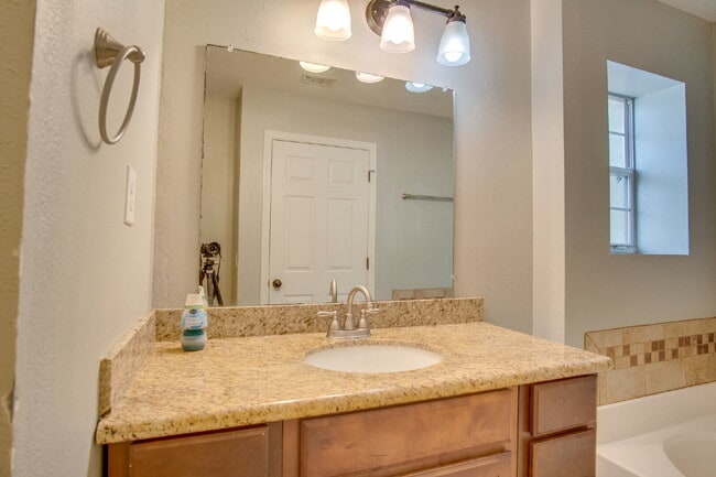 Building Photo - Navarre 3BR/2BA Home Near Beaches & Hurlburt Field with Updated Kitchen, Split Floor Plan & Spaci...
