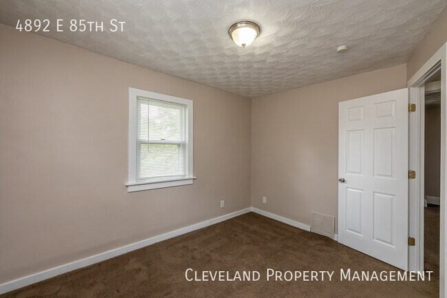 Building Photo - Wonderfully Renovated Colonial