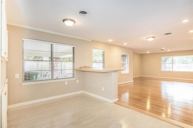 Building Photo - 9115 Highcrest Dr