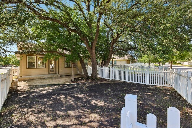 Building Photo - 711 Rolling Oak Dr