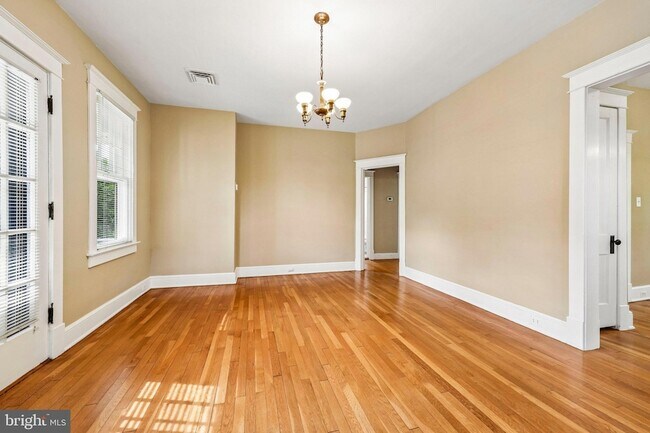 Building Photo - 526 N Ivy St