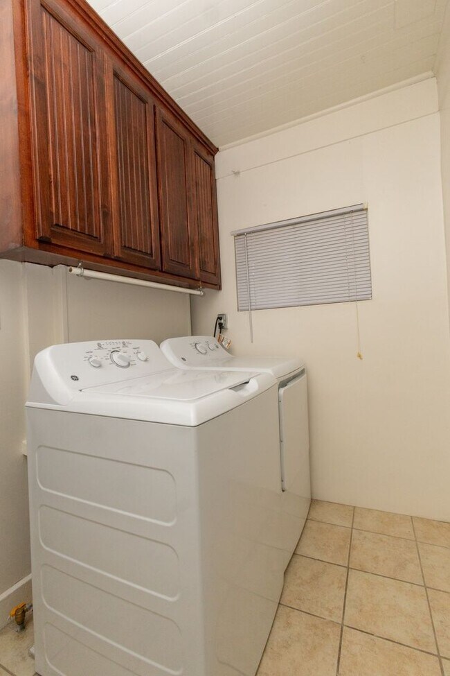 Building Photo - 703 Manzanita Ave