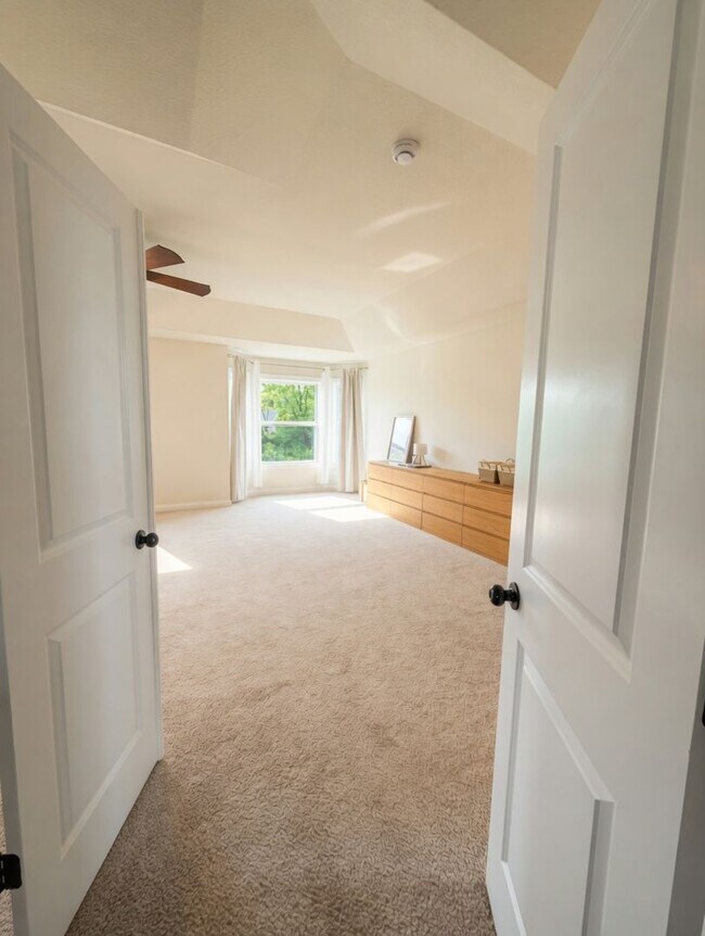 Building Photo - Beautiful 5bed 4bath Home, Nestled in a Prime Plymouth Neighborhood