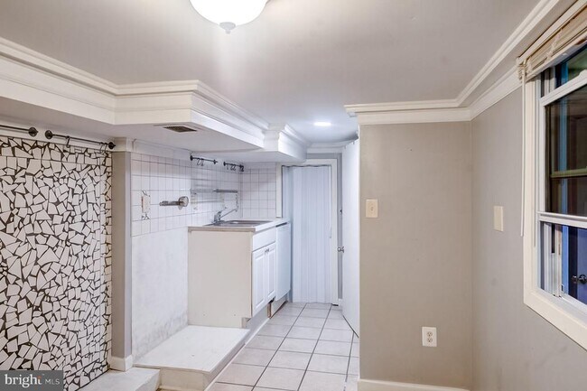 Building Photo - 13 E Henrietta St
