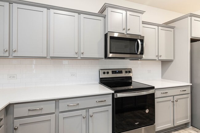 Building Photo - Charming 3-Bedroom Townhome Near Jack Alexander Blvd - APRIL MOVE IN SPECIAL