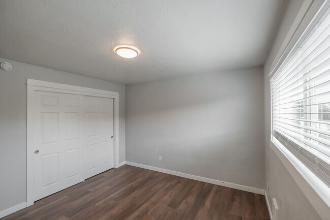 Building Photo - Comfortable 1 Bed, 1 Bath Second Floor Apartment Near Downtown Albany!