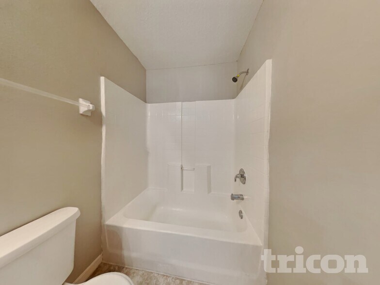 Building Photo - 2835 31st Ave E