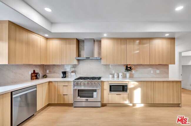 Building Photo - 661 W Lemon Ave