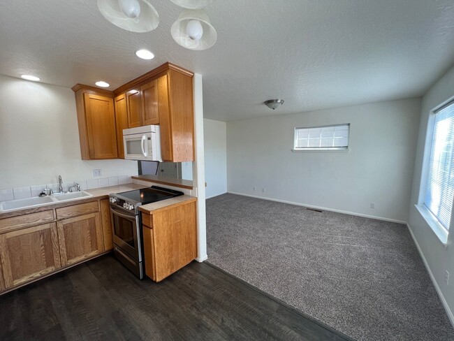 Building Photo - 3 Bedroom 2 Bath Duplex in Springfield on a cul-de-sac