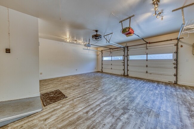 Building Photo - 1095 Laurel Ln