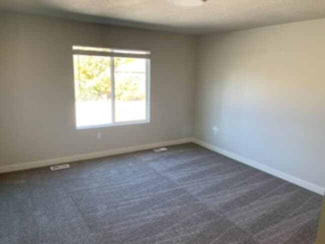 Building Photo - Spacious 4-Bedroom End-Unit Townhome with 2-Car Garage | Pet-Friendly | American Fork